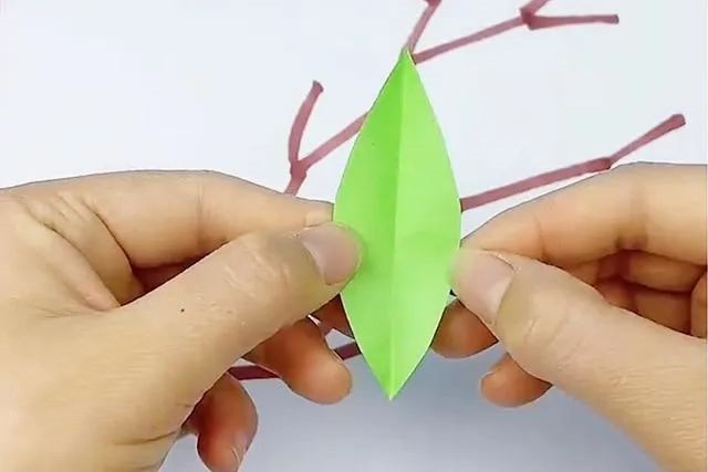 春天手工：剪纸粘贴画制作挂在枝头的桃子(步骤图解)