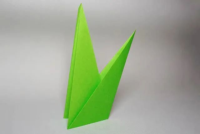 幼儿简单折纸：怎么折纸小草(步骤图解)