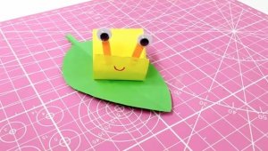 卡纸手工制作一只叶片上的小蜗牛