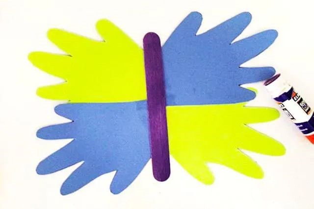 幼儿彩色卡纸手工：手印制作蝴蝶(步骤图解)