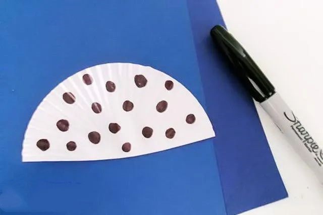 蛋糕纸托废物利用手工制作一把雨伞(步骤图解)