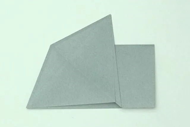 幼儿折纸手工简单：折纸坐着的小狗(步骤图解)
