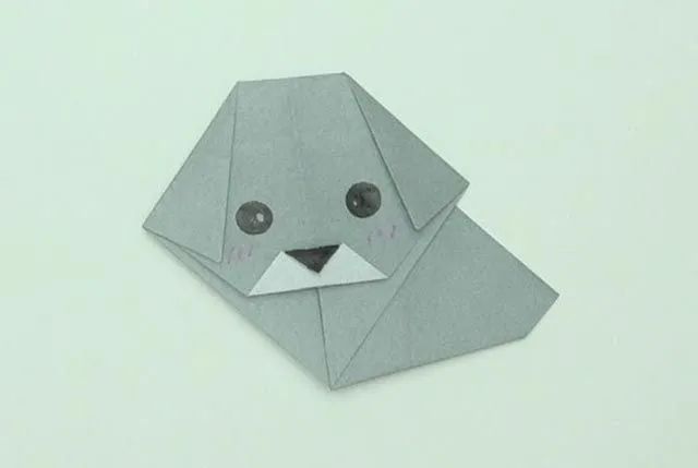幼儿折纸手工简单：折纸坐着的小狗(步骤图解)