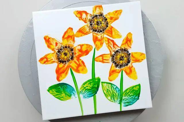 幼儿园创意印画：卫生纸筒印画向日葵