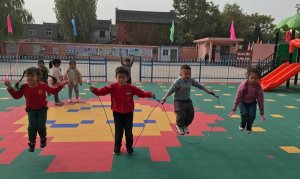 幼儿园大班体育游戏教案：绳彩飞扬