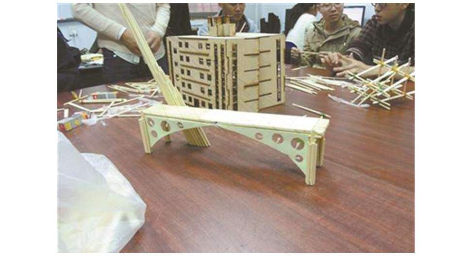 幼儿园大班美术教案：建造心目中的桥