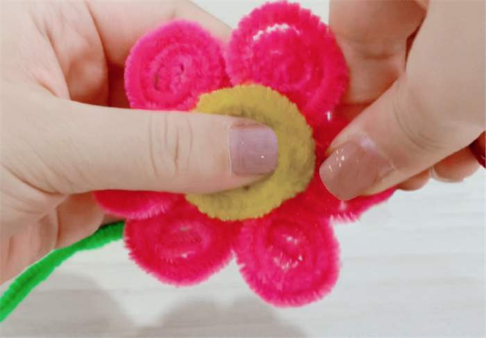 扭扭棒花朵制作教程：扭扭棒扭一朵美丽的小红花