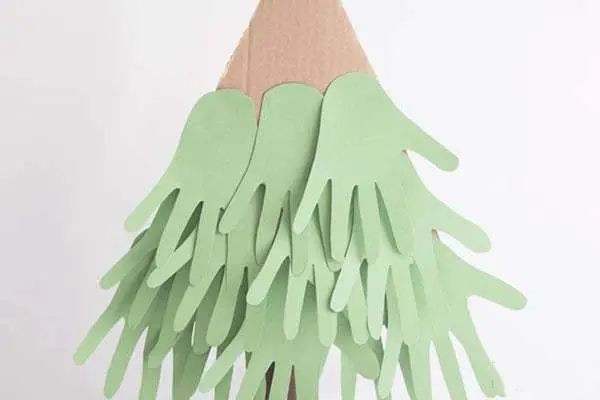 圣诞节儿童手工制作《手印圣诞树》