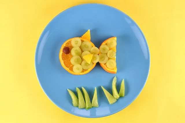 儿童简单好看的水果拼盘：用橙子和葡萄制作小鱼(步骤图解)