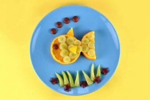 儿童简单好看的水果拼盘：用橙子和葡萄制作小
