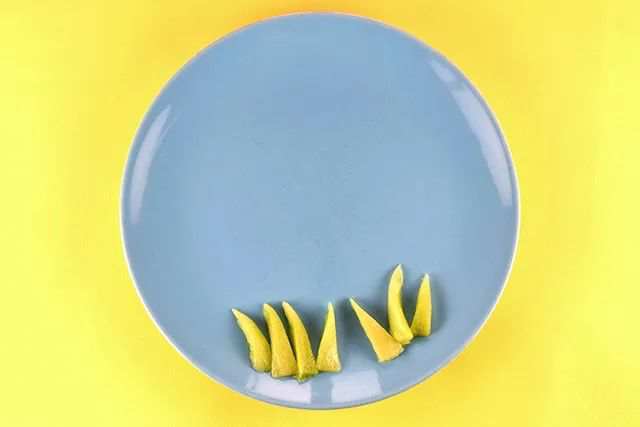 儿童简单好看的水果拼盘：用橙子和葡萄制作小鱼(步骤图解)