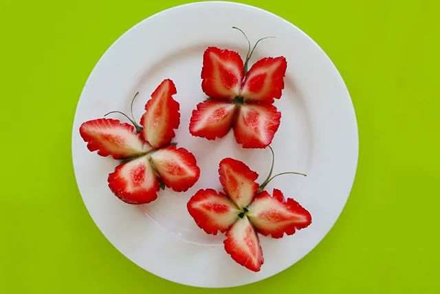 儿童简单好看的水果拼盘：草莓创意拼盘蝴蝶