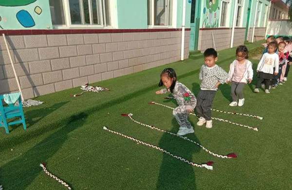 幼儿园大班创新游戏教案《花样玩绳》及反思