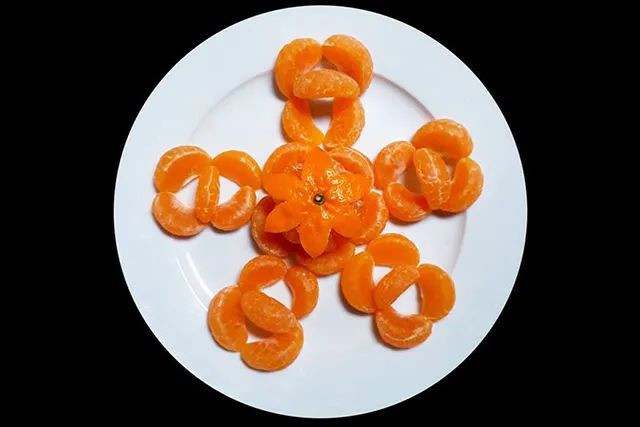 水果拼盘图片简单好看：用橘子做花朵造型水果拼盘