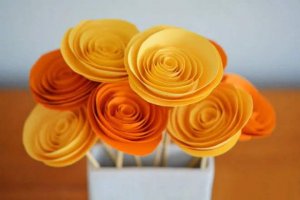 自制母亲节小礼物：手工制作纸玫瑰花束(步骤图