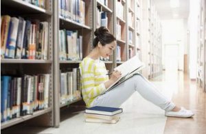 大学生应该读的书：大学读哪些书可以增加知识